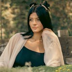 Elegant outdoor portrait of a woman in Leon, Mexico, showcasing natural beauty and style.
